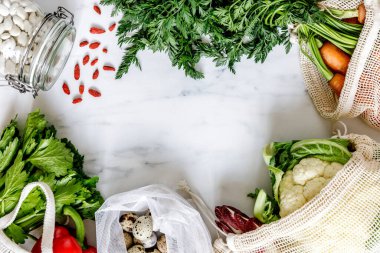 Mermer masada sıfır çöp torbası, fındık, tohum, yumurta, biyolojik sebze ve eko meyveli şık bir kompozisyon. Dünyayla ilgilenmek. Plastiği durdur. 