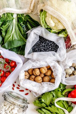 Mermer masada sıfır çöp torbası, fındık, tohum, yumurta, biyolojik sebze ve eko meyveli şık bir kompozisyon. Dünyayla ilgilenmek. Plastiği durdur.