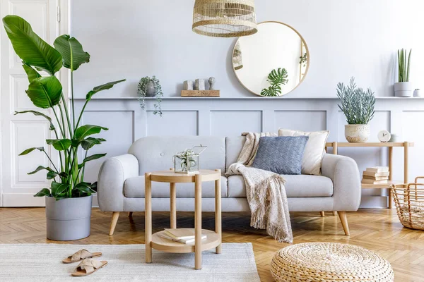 Stilvolle Wohnzimmereinrichtung Mit Design Grauem Sofa Couchtisch Pouf Aus Rattan — Stockfoto