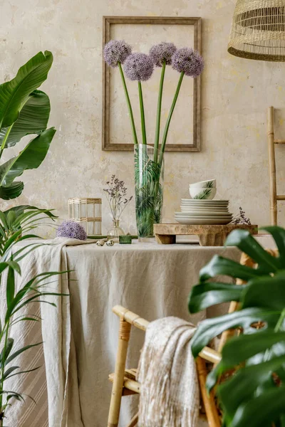 Interior Ruang Makan Bergaya Dengan Meja Kayu Kursi Desain Lampu — Stok Foto