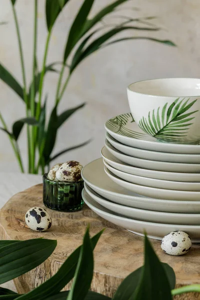 Stijlvolle Samenstelling Van Mooie Borden Kopjes Keukenaccessoires Met Bloemmotief Houten — Stockfoto