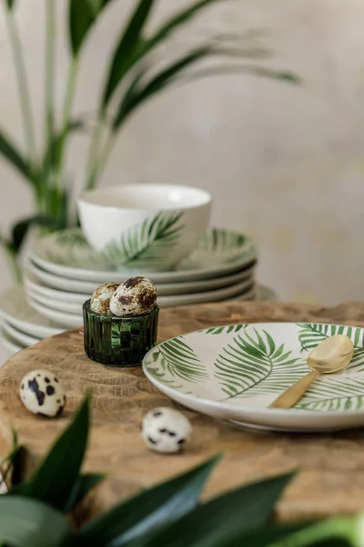 Stijlvolle Samenstelling Van Mooie Borden Kopjes Keukenaccessoires Met Bloemmotief Houten — Stockfoto