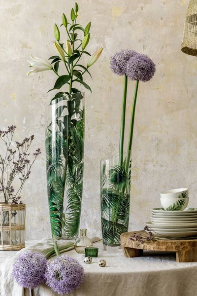 Komposisi Bunga Interior Dapur Dengan Meja Keluarga Kayu Bunga Bunga — Stok Foto