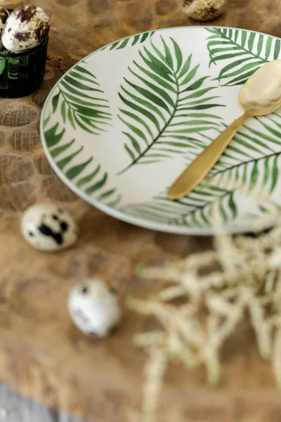 Stijlvolle Samenstelling Van Mooie Borden Kopjes Keukenaccessoires Met Bloemmotief Houten — Stockfoto