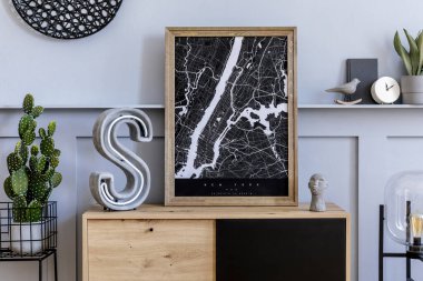Modern İskandinav iç mimarisi poster çerçevesi, tasarım ahşap tuvalet, büyük çimento harfi, kaktüs, bitkiler, dekorasyon, raf ve şık ev dekorasyonunda kişisel aksesuarlar.. 