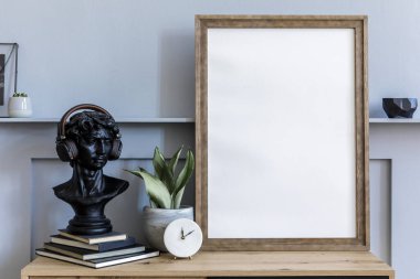 Modern İskandinav iç mimarisi poster çerçevesi, tasarım ahşap tuvalet, kitaplar, sulu, saat, dekorasyon, raf ve şık ev dekorasyonu kişisel aksesuarları ile. 