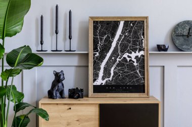 Model poster çerçevesi, ahşap klozet, kaktüs, bitkiler, dekorasyon, raf, şamdan ve şık ev dekorunda kişisel aksesuarlar tasarlayan modern İskandinav iç mimarisi..