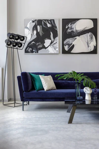 Interior Elegante Moderno Sala Estar Com Sofá Veludo Azul Simular — Fotografia de Stock