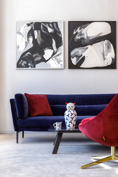 室内设计 配有蓝色天鹅绒沙发 红色扶手椅 设计花瓶 混凝土地板 现代家居装饰典雅个人配饰 — 图库照片
