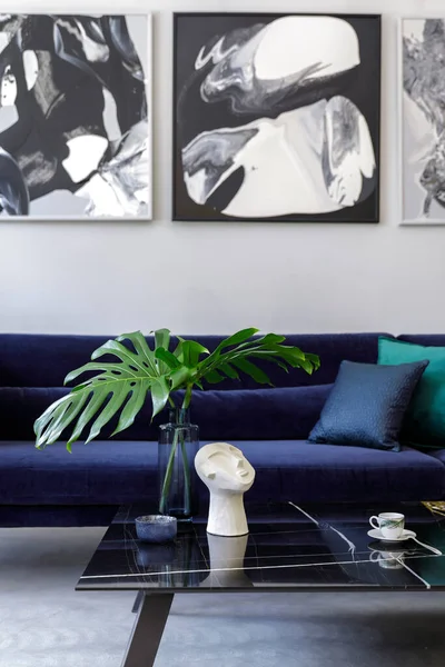时尚而现代的客厅内饰 蓝色天鹅绒沙发 模型绘画 设计家具 水泥地板 优雅的个人装饰家居装饰 — 图库照片