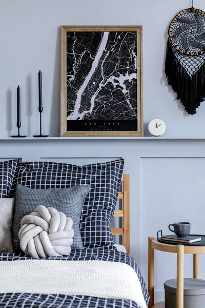 Élégant Intérieur Scandinave Chambre Coucher Avec Table Basse Design Chandelier — Photo