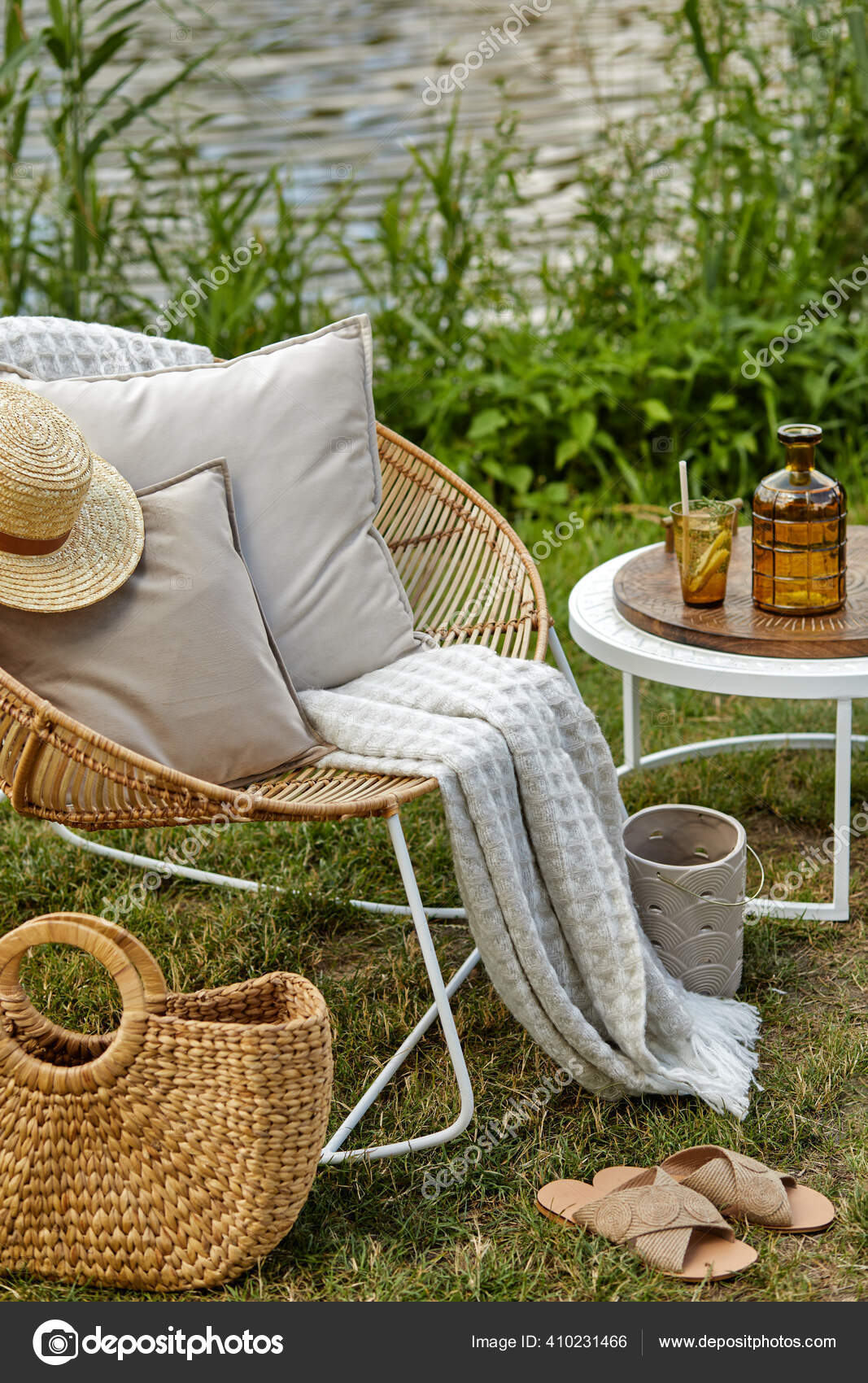 Composição Elegante Jardim Livre Lago Com Poltrona Vime Design