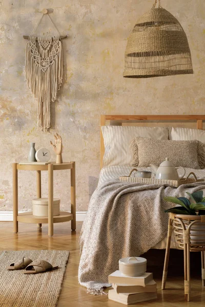 Stilvolles Schlafzimmer Interieur Mit Design Couchtisch Möbeln Pflanzen Teppich Rattan — Stockfoto