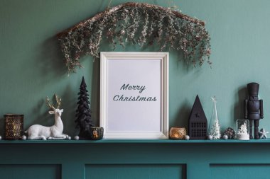 Noel kompozisyonu oturma odasının iç tarafındaki rafta güzel dekorasyon ve poster çerçevesi ile birlikte. Noel ağaçları, geyikler, mumlar, yıldızlar, ışık ve zarif aksesuarlar. Şablon. 