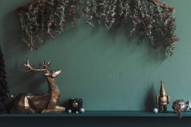 Oturma odasının iç tarafındaki rafta Noel kompozisyonu. Güzel dekorasyon. Noel ağaçları, mumlar, yıldızlar, ışık ve zarif aksesuarlar. Mutlu Noeller ve Mutlu Noeller Şablonlar. 