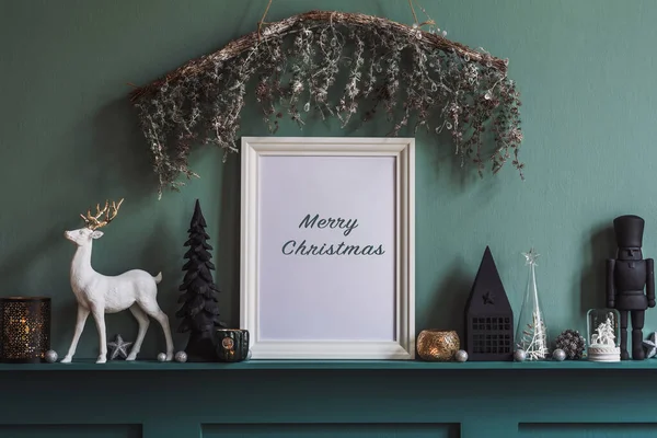 Vánoční Kompozice Polici Interiéru Obývacího Pokoje Krásnou Výzdobou Ozdobným Rámečkem — Stock fotografie