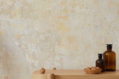 Oturma odasının içinde tahta konsol, kahverengi şişe, fındık ve fotokopi alanı var. Minimalist bir kavram. Şablon. 