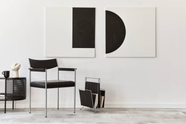 Modern oturma odasının iç tasarımı siyah klozet, sandalye, sanat resimleri, lamba, kitap, dekorasyon ve ev dekorasyonunda zarif aksesuarlar. Şablon.