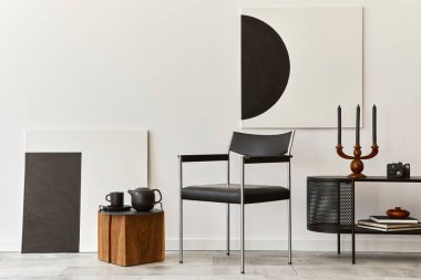 Modern oturma odasının iç tasarımı siyah klozet, sandalye, sanat resimleri, lamba, kitap, şamdan, dekorasyon ve ev dekorasyonunda zarif aksesuarlar. Şablon.