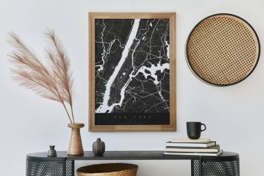 Modern İskandinav ev dekorasyonu ahşap klozet tasarımı, poster haritası, vazo tüyü, kitap ve şık ev dekorasyonu kişisel aksesuarları. Şablon.
