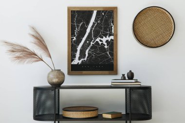 Modern İskandinav ev dekorasyonu ahşap klozet tasarımı, poster haritası, vazo tüyü, kitap ve şık ev dekorasyonu kişisel aksesuarları. Şablon.