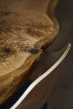 Güzel portakallı, sandalyeli ve modern zeminli meşe ağacından yapılma şık bir masa. Şablon. Ayrıntılar. Doku.