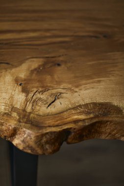 Güzel portakallı, sandalyeli ve modern zeminli meşe ağacından yapılma şık bir masa. Şablon. Ayrıntılar. Doku.