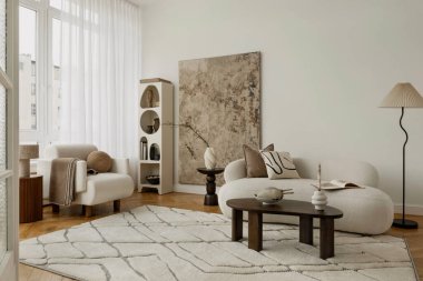 Sıcak ve davetkar bir iç mekan, rahat koltuklar, yumuşak ışık ve dokusal detaylar.