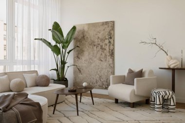 Katmanlı dokuları, heykel vazoları ve yumuşak nötr tonlarıyla samimi modern iç tasarım.