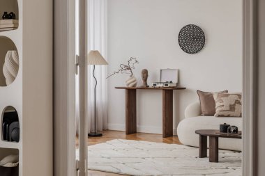 Yumuşak palet oturma odası, rahat tekstil, soyut resim ve yapraklı dekor..