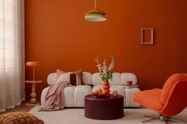 Dizayn koltuğu, heykel dekoru ve modern ışıklandırmasıyla modern turuncu yaşam alanı. Tarz ev dekoru.