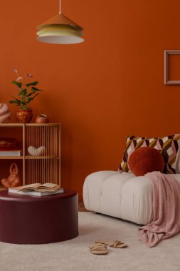 Turuncu koltuklu rahat bir köşe dekoratif raf ve yuvarlak kolye lambası. Tarz ev dekoru.