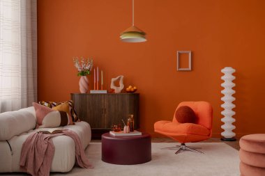 Beyaz kanepe, turuncu koltuk ve ahşap bir dolapta heykel dekoru olan şık ve rahat bir iç mekan. Retro oyuncu ile buluştu.