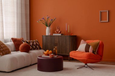 Geometrik yastıklı, heykel desenli ve narenciyeli modern oturma odası. Ev dekorasyonu ve dengeli kurulum. 