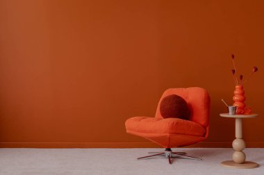 Eski koltuk ve heykel vazosuyla en az dinlenme odası köşesi. Sıcak ışık ve dokuları olan kalın monokrom paleti. Boşluğu kopyala.