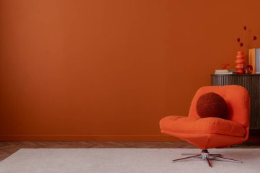 Yüzyılın ortalarında, turuncu aksanlı bir duvarı, geriye dönük sandalyesi ve heykel dekoru olan modern bir iç mekan. Sıcak tonlar ve temiz çizgiler samimi bir minimalist sahne yaratır..