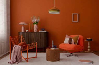 Turuncu koltuklu modern salon, geometrik yastıklar, tasarım dekorasyonları. Retro cazibesi rahat renk konforuyla buluşur.