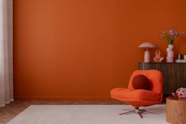 Portakal ve pembe aksanlar parlak bir tasarım odasında klasik mobilyalar ve yumuşak ışıklandırmayla. Sıcak, neşeli bir kompozisyon. Boşluğu kopyala.