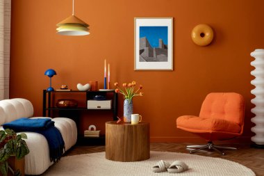 Dekorasyon, mavi lamba, çiçekler, koltuk ve retro-ilham dolu bir odada canlı renk paleti olan rahat bir modüler kanepe..