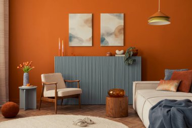 Soyut duvar sanatı, modern aksanlar ve toprak ve kalın tonların bir karışımı ile tasarım ileri yaşam alanı