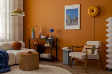 Yüzyılın ortası ve modern tasarım elementlerinin karışımı, renkli aksesuarlarla şekillendirilmiş, ılık tonlu bir iç mekan.