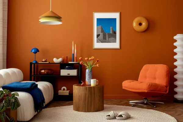 Dekorasyon, mavi lamba, çiçekler, koltuk ve retro-ilham dolu bir odada canlı renk paleti olan rahat bir modüler kanepe..