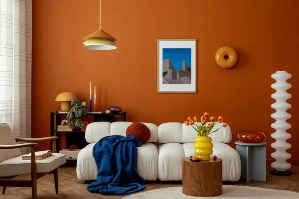 Modüler kanepe, dekorasyon, laleler, turuncu duvarda soyut resimler. Şablon.