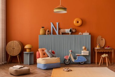 Dekoratif mektuplar ve sanat malzemeleriyle dolu küçük ahşap bir masanın üzerinde kaplan posteri oluşturun neşeli ve yaratıcı çocuk köşesi