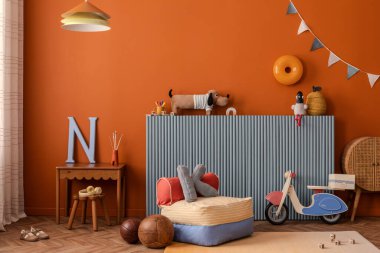 Dekoratif mektuplar ve sanat malzemeleriyle dolu küçük ahşap bir masanın üzerinde kaplan posteri oluşturun neşeli ve yaratıcı çocuk köşesi