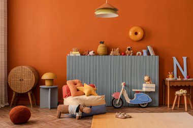 Dekoratif mektuplar ve sanat malzemeleriyle dolu küçük ahşap bir masanın üzerinde kaplan posteri oluşturun neşeli ve yaratıcı çocuk köşesi