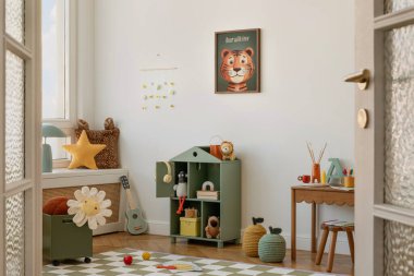 Ahşap mobilyalar, yumuşak oyuncaklar ve dekoratif duvar sanatı olan sıcak ve eğlenceli bir iç mekan.