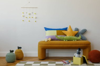 Dekoratif mektuplar ve sanat malzemeleriyle dolu küçük ahşap bir masanın üzerinde kaplan posteri oluşturun neşeli ve yaratıcı çocuk köşesi