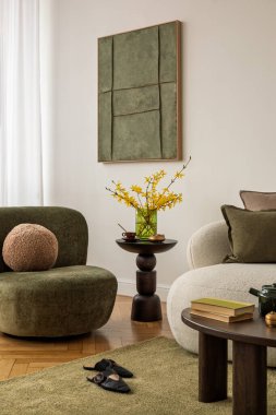 Zarif bir iç köşe zeytin koltuğu, şık bir lamba, duvarda sanat eserleri ve sıcak doğal ışık. Yumuşak ve modern.