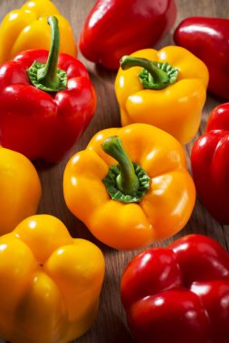 Sulu kırmızı ve sarı biber